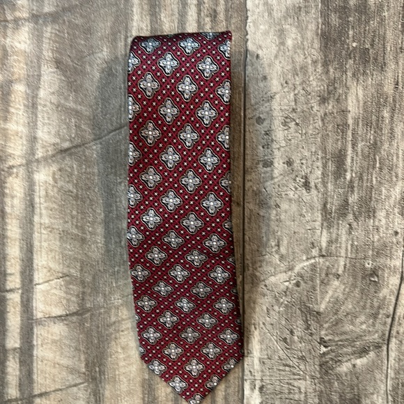 Jos A Bank men’s 100% neck tie red with a lovely cross like design 57”L x 3”W - Picture 4 of 11